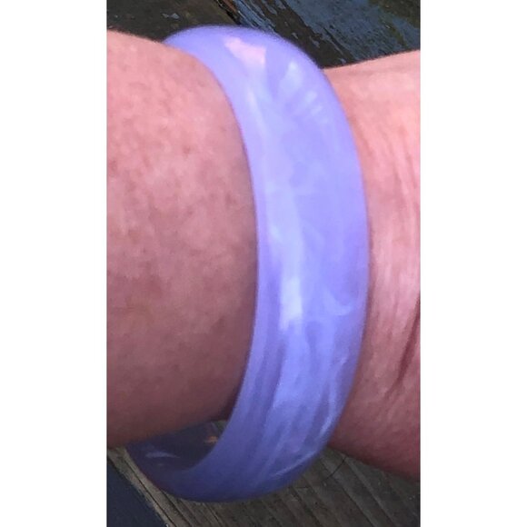 Vintage Pastel Purple Translucent Marbled Lucite Bangle Bracelet Size Large - Picture 1 of 6